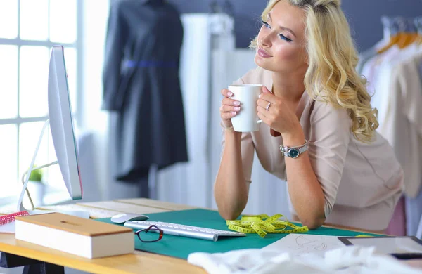 Módní návrhářka pracuje na svých návrzích ve studiu. — Stock fotografie