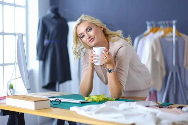 Mulher designer de moda trabalhando em seus projetos no estúdio. — Fotografia de Stock