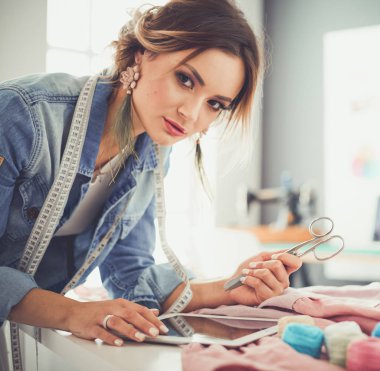 Moda Tasarımcısı kadın stüdyoda tasarımları ile iPad üzerinde