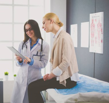 Doktor ve hasta masada otururken bir şey tartışıyorlar. İlaç ve sağlık hizmetleri kavramı