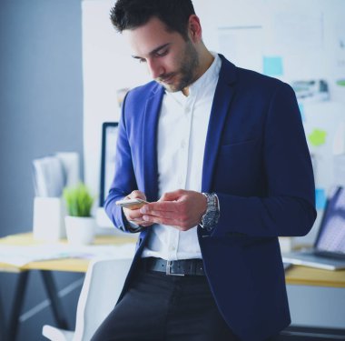 Genç tasarımcı ofisinde SMS yazma