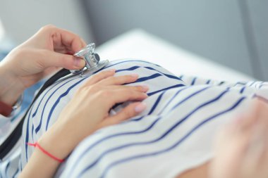 Doktor ve hasta masada otururken bir şey tartışıyorlar. İlaç ve sağlık hizmetleri kavramı