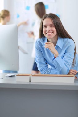 Ofiste dizüstü bilgisayarda çalışan çekici kadın. İş adamları