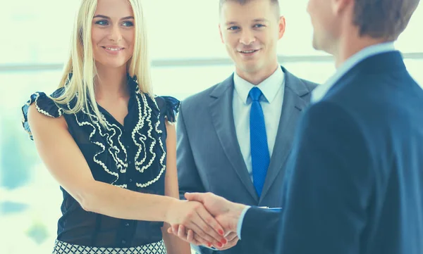 Affärsmän som skakar hand efter mötet i office — Stockfoto