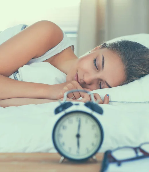 Belle jeune femme couchée dans son lit confortablement et joyeusement — Photo