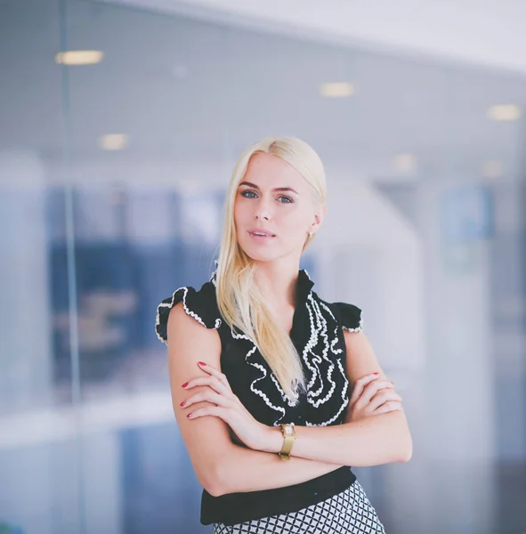 Een mooie blonde zakenvrouw opent de kantoordeur . — Stockfoto