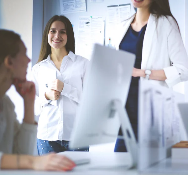 Atractiva mujer de negocios que trabaja en el ordenador portátil en la oficina. Gente de negocios — Foto de Stock