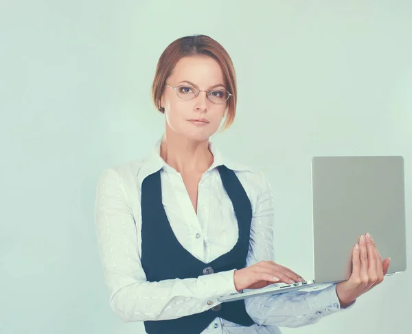 Unga vackra kvinnan visar en laptop, isolerad på vit bakgrund — Stockfoto