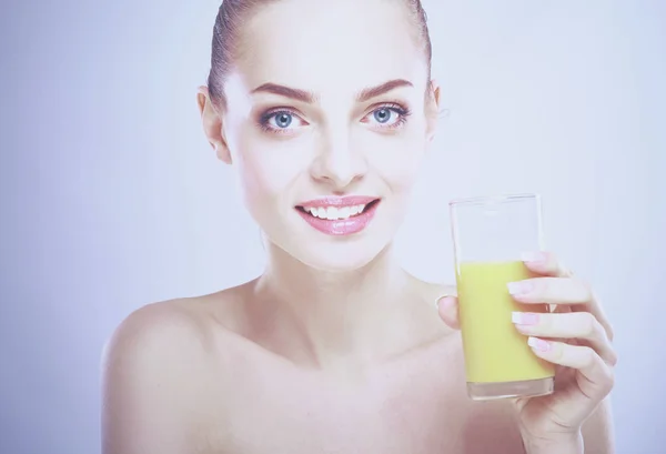 Chica sonriente alegre con toalla sosteniendo un vaso de jugo de naranja — Foto de Stock