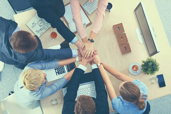 Gente de negocios sentada y discutiendo en la reunión, en la oficina. — Foto de Stock