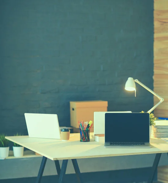 Büroarbeitsplatz mit Laptop und Holztisch — Stockfoto