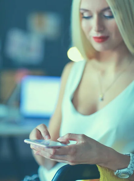 Mujer diseñador usando en el teléfono móvil en la oficina — Foto de Stock