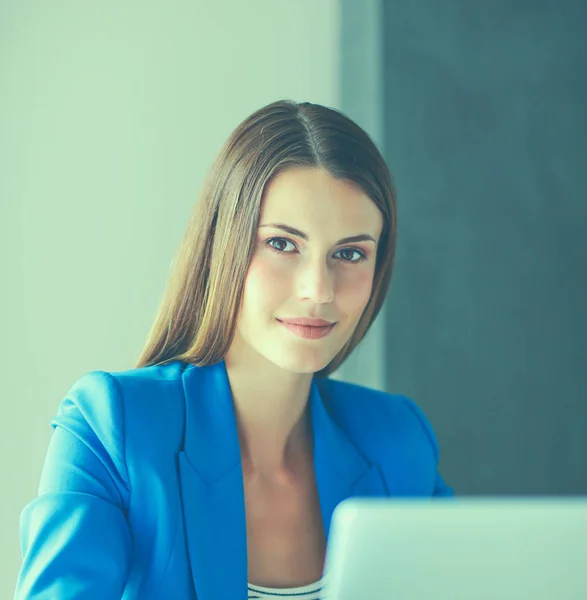 Vrouw op het bureau met laptop — Stockfoto