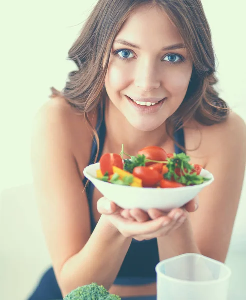 Портрет улыбающейся молодой женщины с вегетарианским овощным салатом — стоковое фото