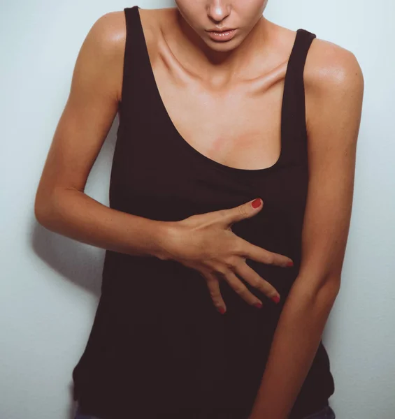 Retrato de una hermosa mujer con collar, aislado sobre fondo blanco. Retrato de una mujer hermosa. —  Fotos de Stock