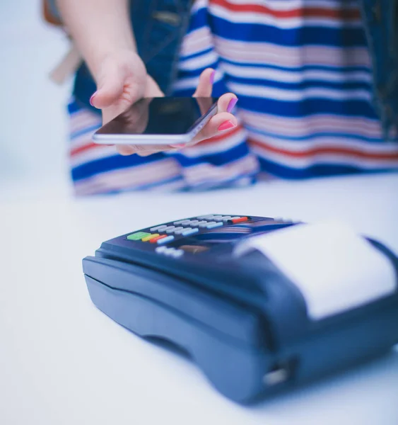 Client paie avec smartphone dans la boutique en utilisant la technologie NFC. Technologie NFC. Le client paie — Photo