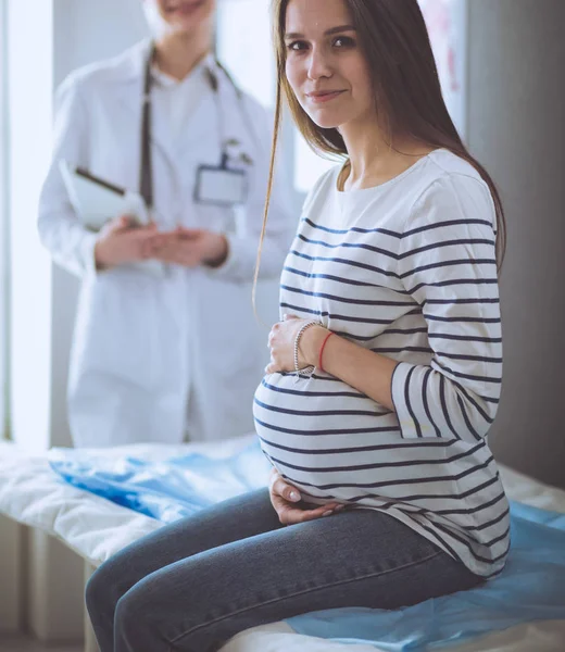 Vacker leende gravid kvinna med läkaren på sjukhuset — Stockfoto