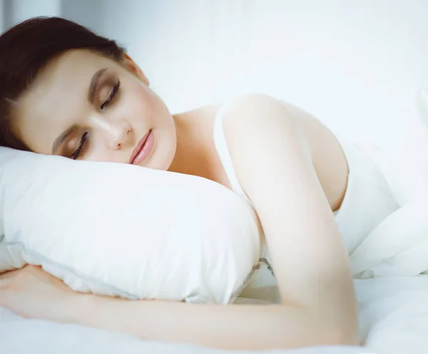 Ung vacker kvinna liggande i sängen — Stockfoto