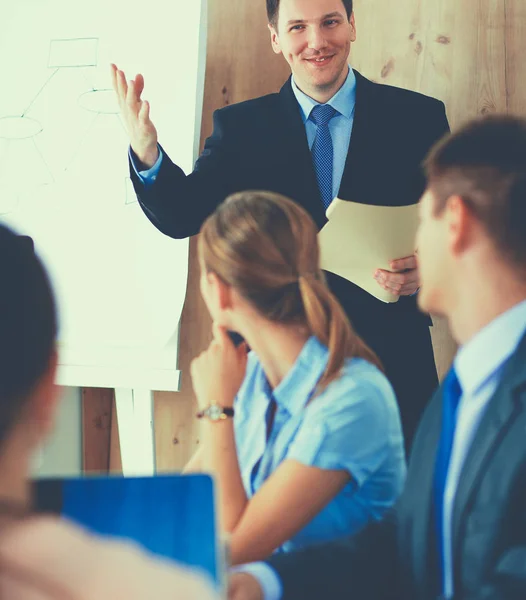 Gente de negocios sentada y discutiendo en la reunión, en la oficina — Foto de Stock