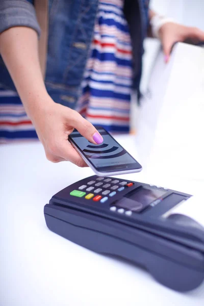 El cliente está pagando con el teléfono inteligente en la tienda utilizando la tecnología NFC. Tecnología NFC. Cliente está pagando — Foto de Stock