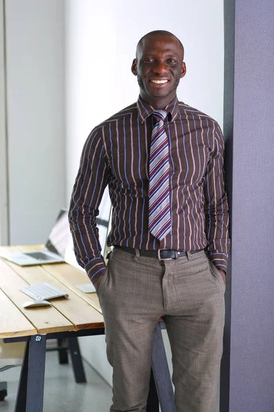 Retrato de um belo homem de negócios negro em pé no cargo — Fotografia de Stock