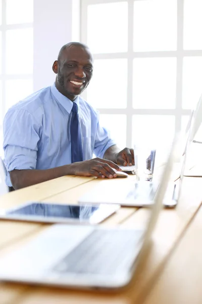 Homme d'affaires afro-américain sur casque de travail sur son ordinateur portable — Photo