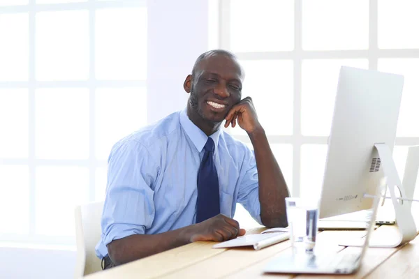 Homme d'affaires afro-américain sur casque de travail sur son ordinateur portable — Photo