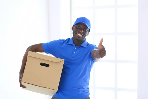 Portrét pohledný šťastný vysvoboditel s box — Stock fotografie