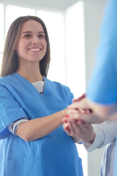 Läkare och sjuksköterskor i ett medicinskt team stapla händer — Stockfoto