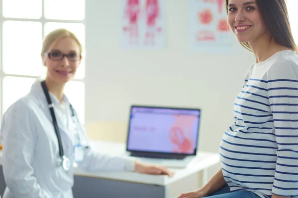 Mooie glimlachende zwangere vrouw met de arts in het ziekenhuis — Stockfoto