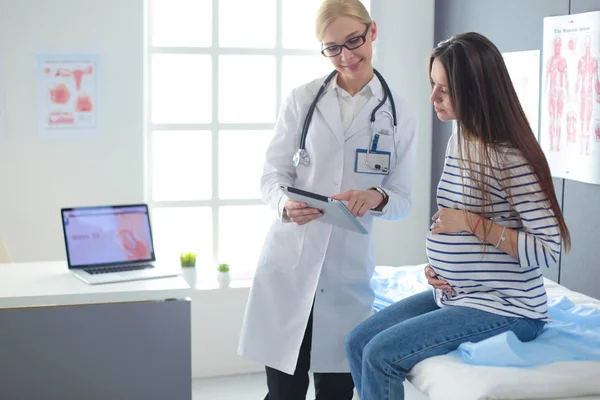 Schöne lächelnde Schwangere mit dem Arzt im Krankenhaus — Stockfoto