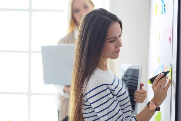 Beautiful smiling pregnant woman with the doctor at hospital — Stock Photo, Image