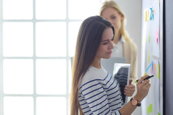 Schöne lächelnde Schwangere mit dem Arzt im Krankenhaus — Stockfoto