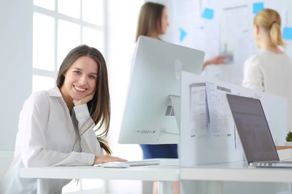 魅力的なビジネスの女性は、オフィスでラップトップに取り組んで。ビジネス人々 — ストック写真