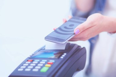 Müşteri ile smartphone Nfc teknolojisi kullanılarak dükkanda ödüyor. NFC teknolojisi. Müşteri ödeme