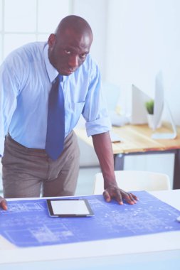 Ofiste duran yakışıklı bir zenci işadamının portresi.