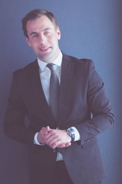 Dışarıda duran kendinden emin bir iş adamının portresi..