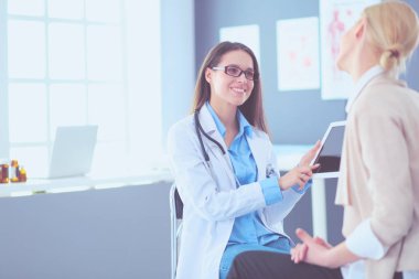 Doktor ve hasta masada otururken bir şey tartışıyorlar. İlaç ve sağlık hizmetleri kavramı