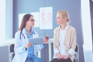 Doktor ve hasta masada otururken bir şey tartışıyorlar. İlaç ve sağlık hizmetleri kavramı