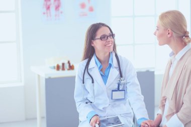 Doktor ve hasta masada otururken bir şey tartışıyorlar. İlaç ve sağlık hizmetleri kavramı