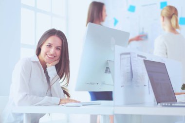 Ofiste dizüstü bilgisayarda çalışan çekici kadın. İş adamları