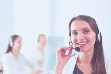 Ofiste dizüstü bilgisayarda çalışan çekici kadın. İş adamları