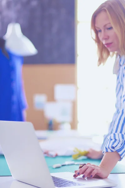 Diseñadora de moda trabajando en sus diseños en el estudio —  Fotos de Stock