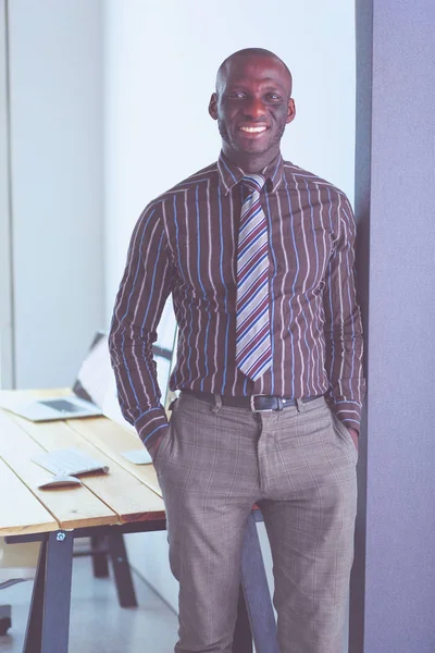 オフィスに立つハンサムな黒人実業家の肖像画 — ストック写真