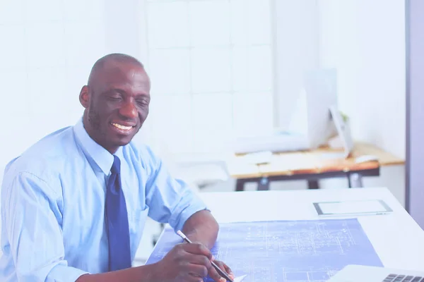 Architecte afro-américain travaillant avec l'ordinateur et les plans dans le bureau — Photo