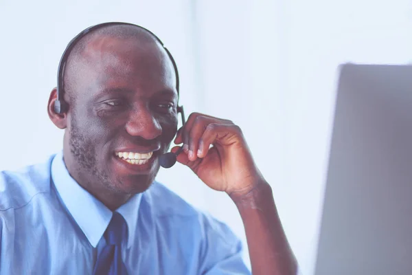 Homme d'affaires afro-américain sur casque de travail sur son ordinateur portable — Photo