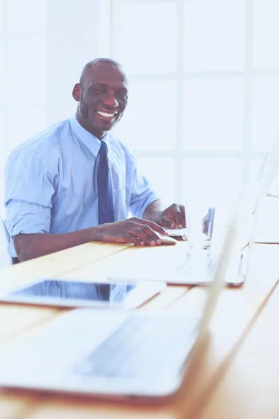 African american businessman on headset working on his laptop — Stock Photo, Image