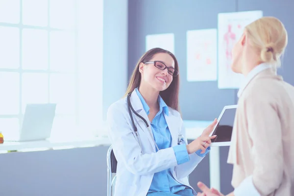 Doctor y paciente discutiendo algo mientras están sentados en la mesa. Concepto de medicina y salud — Foto de Stock