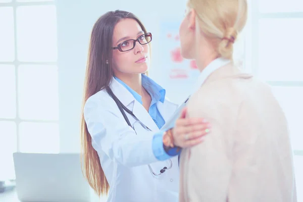 Doctor and patient discussing something while sitting at the table . Medicine and health care concept — Stock Photo, Image