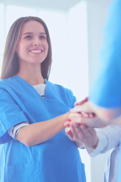Medici e infermieri in una squadra medica impilare le mani — Foto Stock